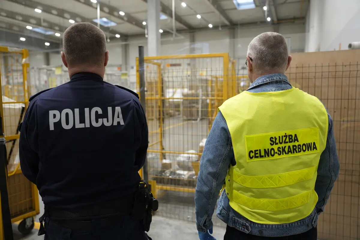 Działania policji i KAS przeciwko nielegalnym przesyłkom w Małopolsce
