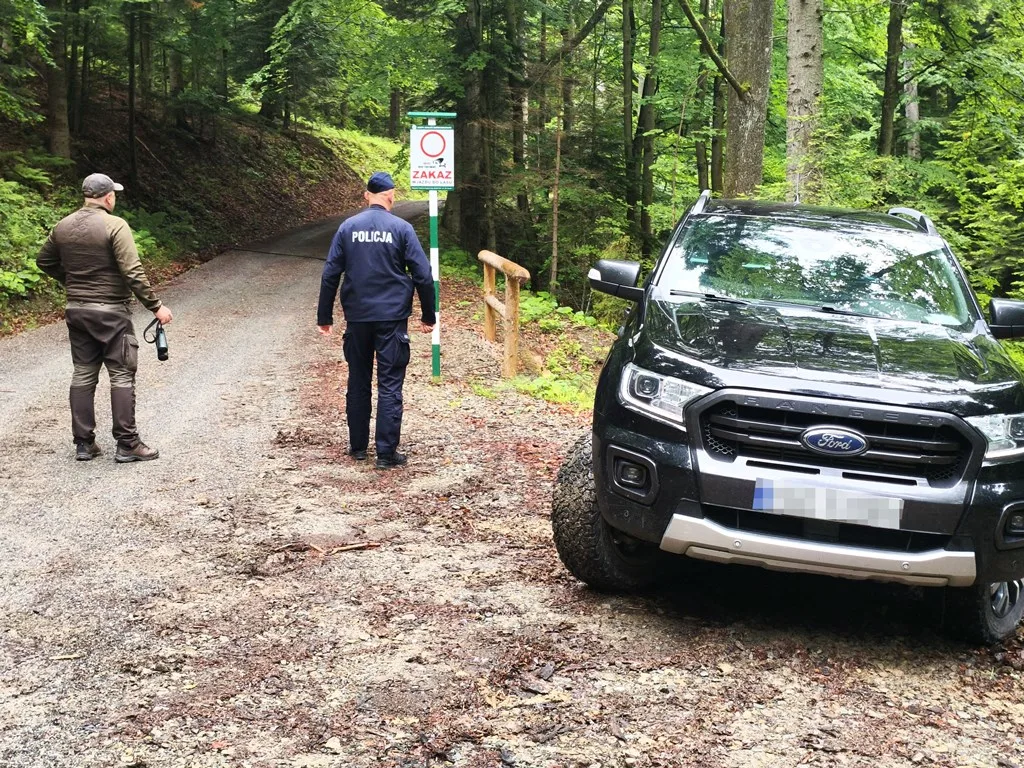 Wspólna służba krynickiego dzielnicowego i leśniczego w terenie leśnym