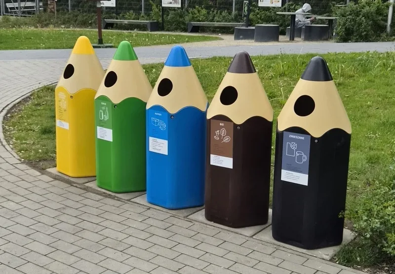 Kolorowe kosze na odpady w formie kredek w Nowym Sączu