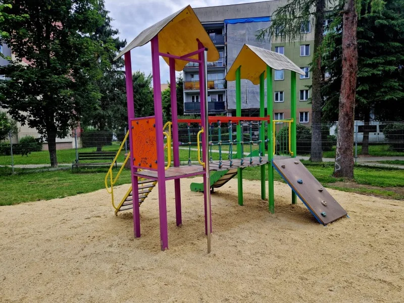 Ponowne otwarcie placu zabaw na osiedlu Wojska Polskiego