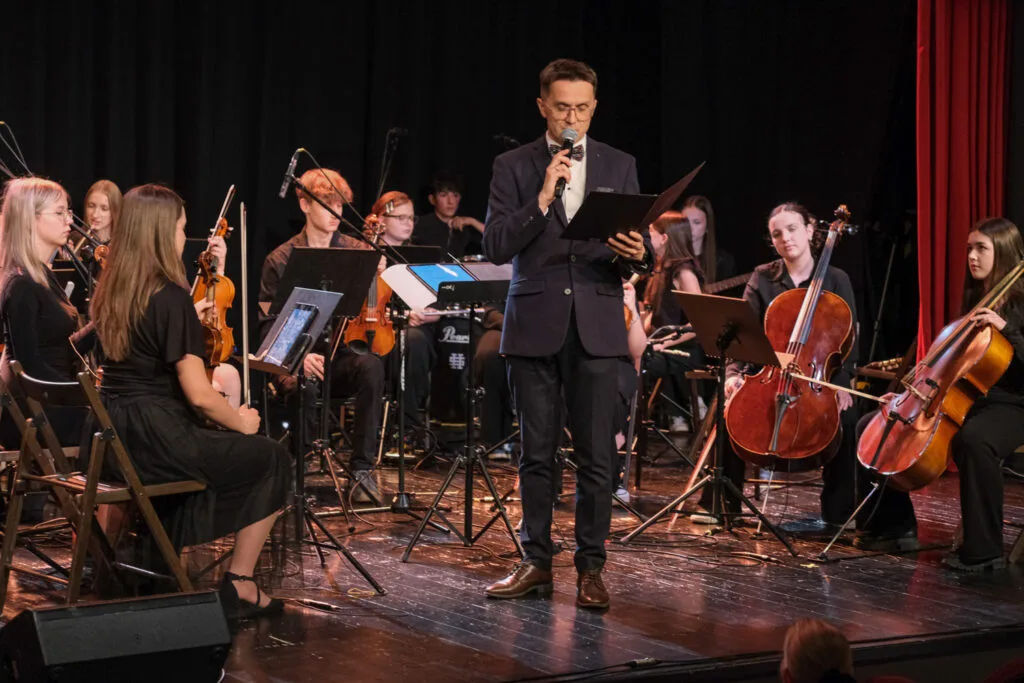 Koncert Młodzieżowej Orkiestry Symfonicznej "Kocham Cię Mamo" – relacja zdjęciowa