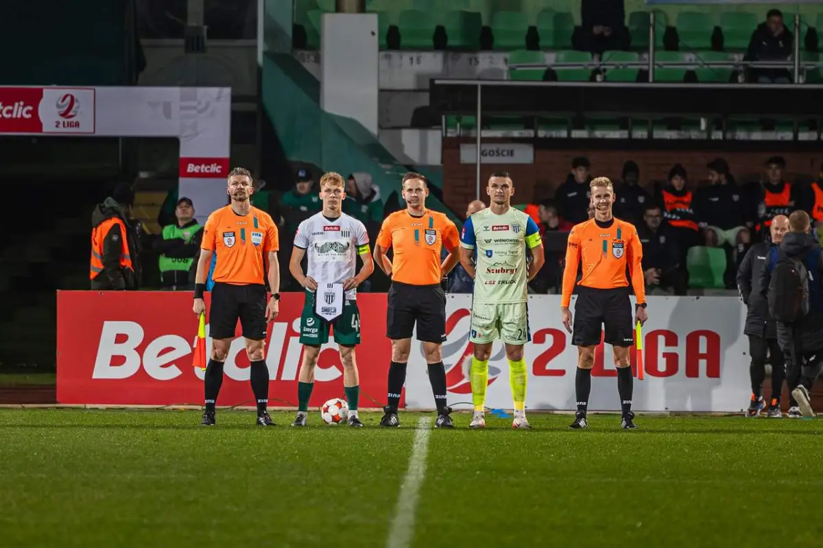 Marcin Pelka na sędziowskiej ławie podczas meczu ze Świtem