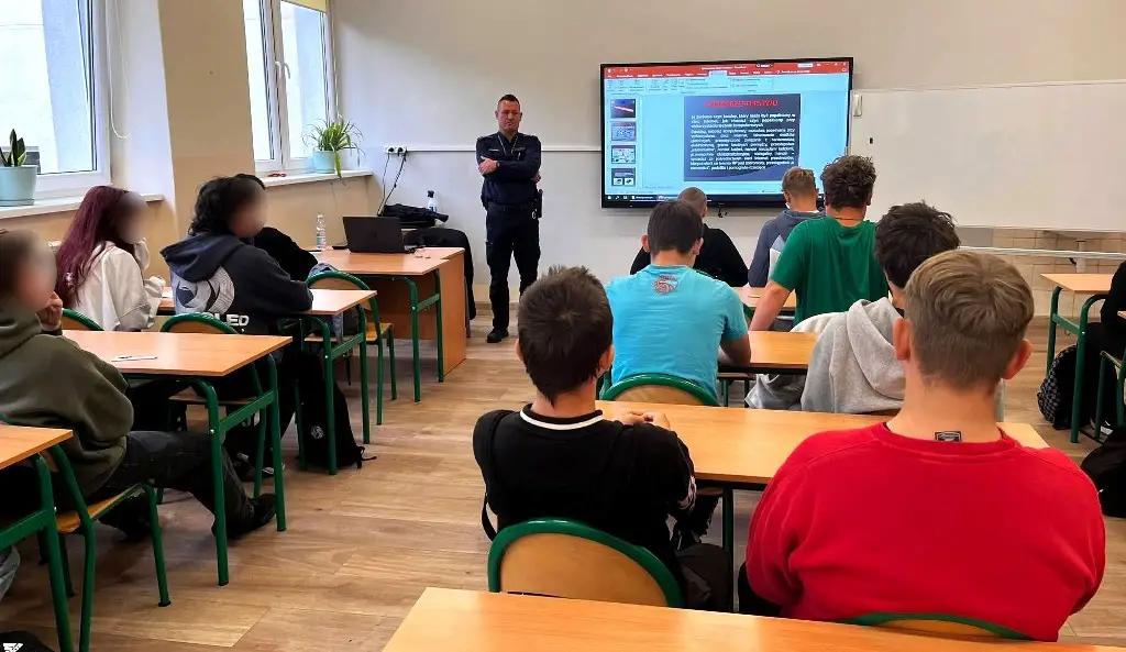 Prelekcja na temat zagrożeń i przemocy w Szkole Branżowej w Krynicy-Zdroju