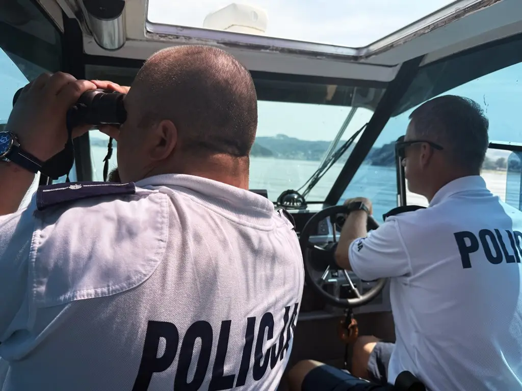 Patrol wodny policji monitoruje bezpieczeństwo nad Jeziorem Rożnowskim